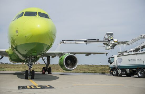 Airplane servicing at Domodedovo airport
