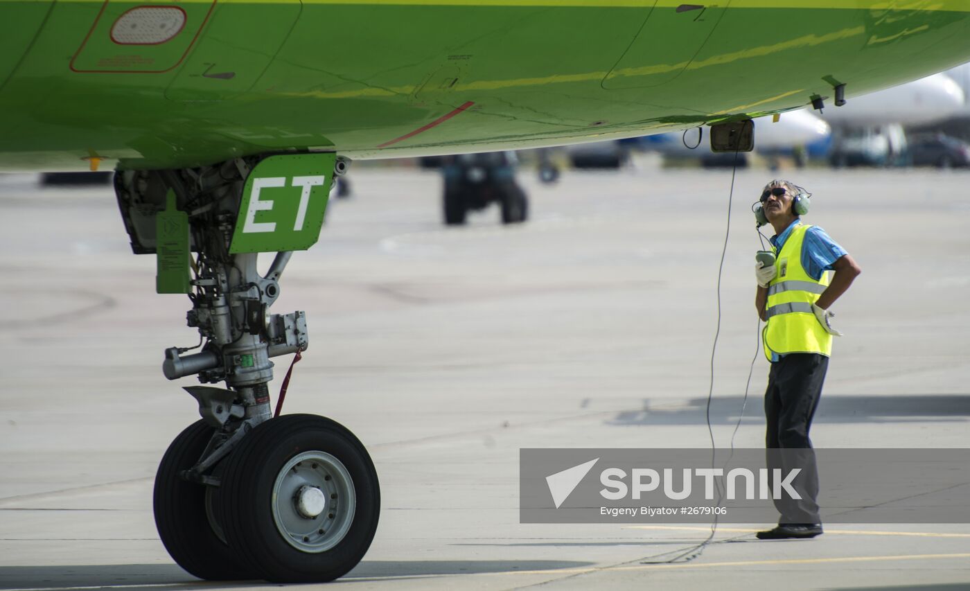 Airplane servicing at Domodedovo airport