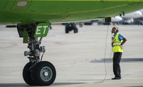 Airplane servicing at Domodedovo airport