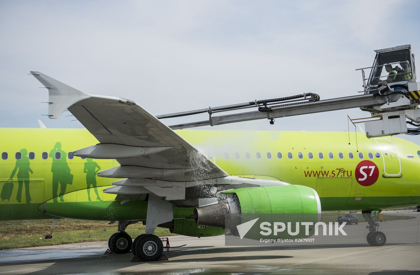 Airplane servicing at Domodedovo airport