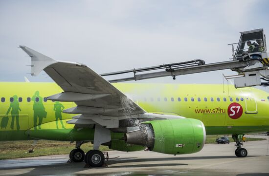 Airplane servicing at Domodedovo airport