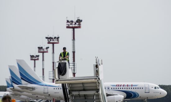 Airplane servicing at Domodedovo airport