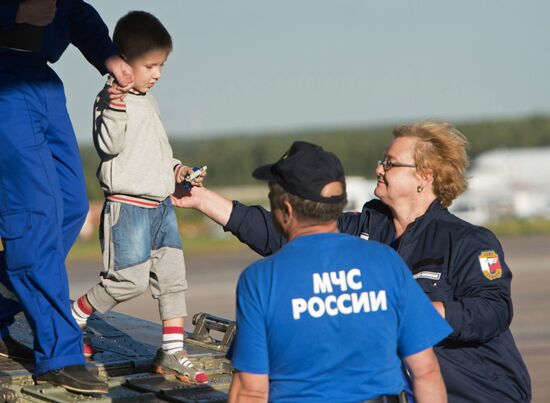 Severely ill children from southeastern Ukraine flown to Moscow by Emergencies Ministry