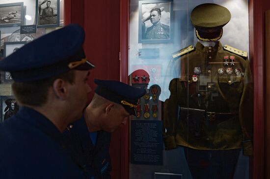 Unveiling a memorial to pilot Grigory Rechkalov in the Sverdlovsk Region