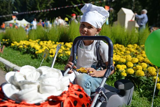 Stroller parade in Yekaterinburg