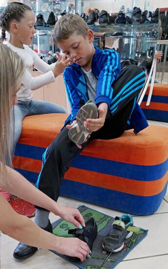 Schoolchildren prepare for new academic year in Kaliningrad