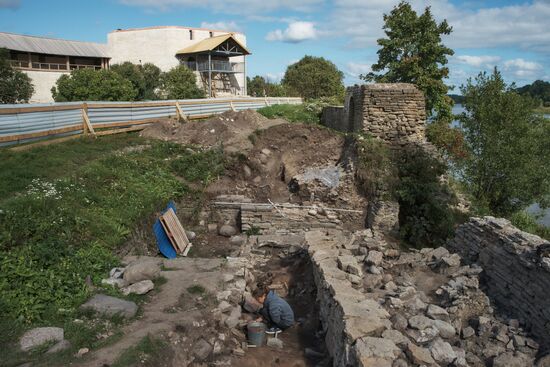 Archaeologists find a hoard dating back to Ivan the Terrible times in Old Ladoga Fortressthe Old
