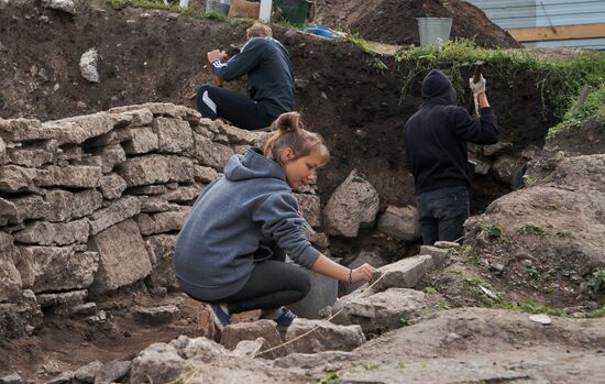 Archaeologists find a hoard dating back to Ivan the Terrible times in Old Ladoga Fortressthe Old