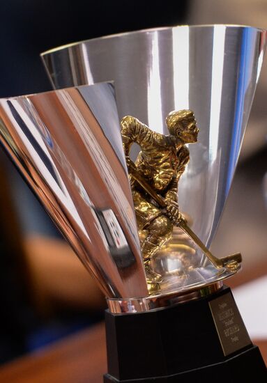Alexander Ovechkin awarded with Kharlamov Trophy