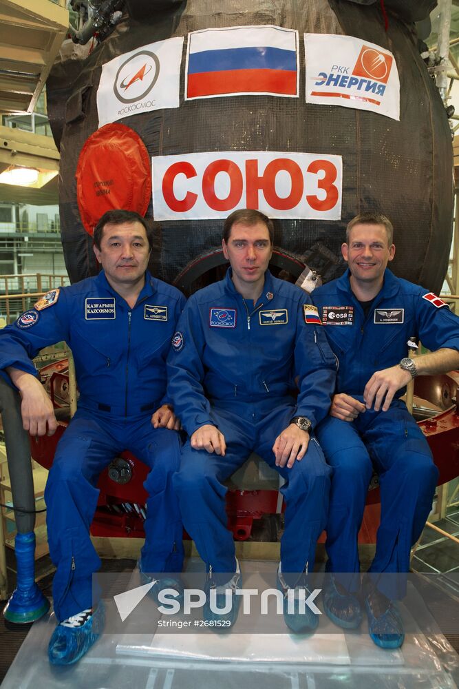 ISS-45/46 and Visiting Expedition 18 primary crew try on space suits and inspect space ship