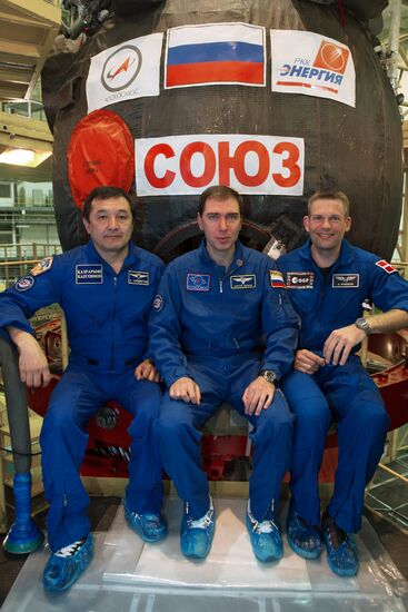 ISS-45/46 and Visiting Expedition 18 primary crew try on space suits and inspect space ship