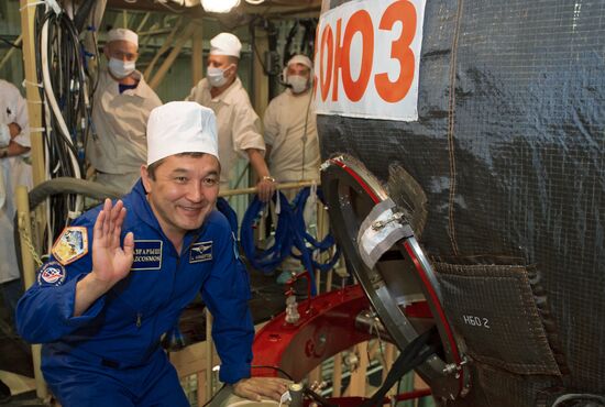 ISS-45/46 and Visiting Expedition 18 primary crew try on space suits and inspect space ship