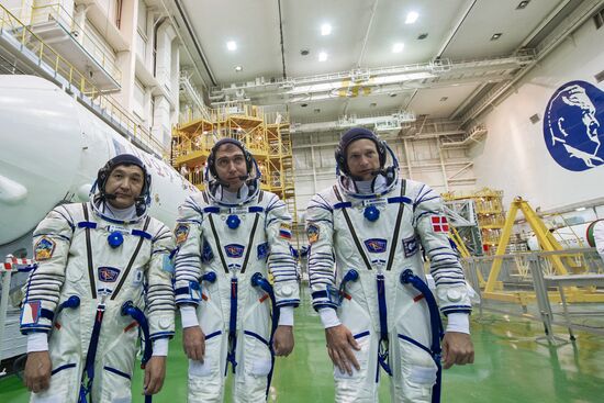 ISS-45/46 and Visiting Expedition 18 primary crew try on space suits and inspect space ship