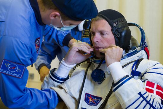 ISS-45/46 and Visiting Expedition 18 primary crew try on space suits and inspect space ship