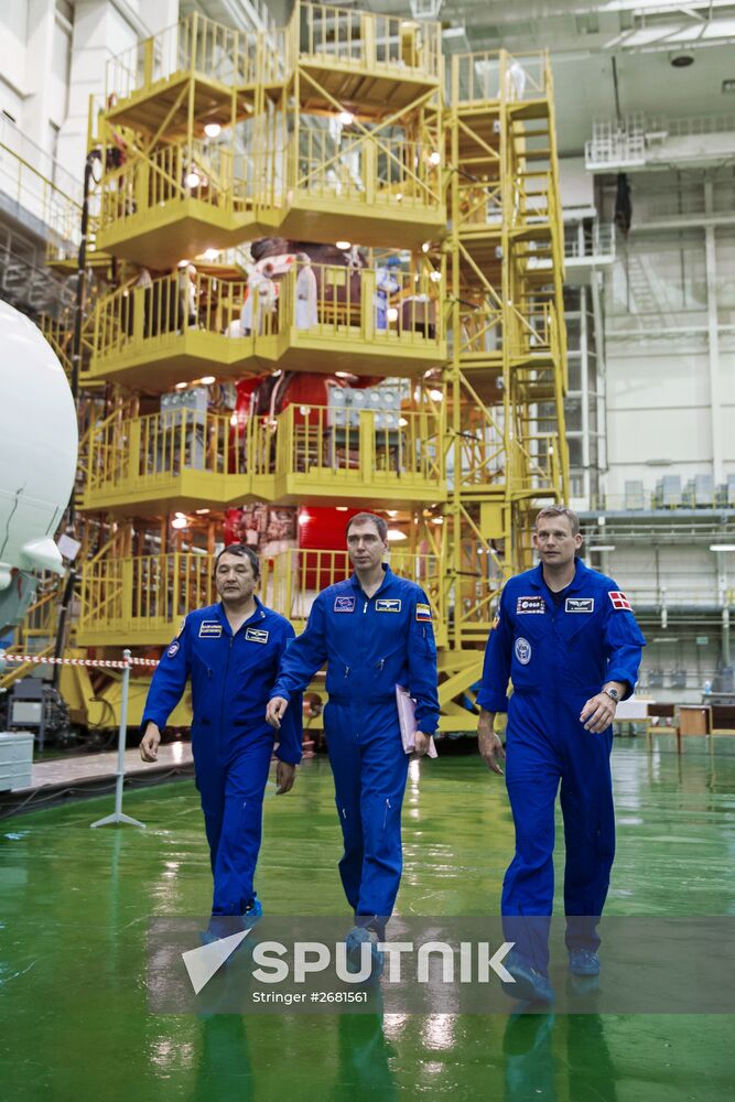 ISS-45/46 and Visiting Expedition 18 primary crew try on space suits and inspect space ship