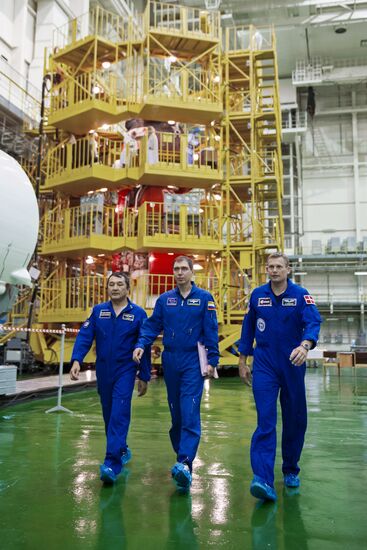 ISS-45/46 and Visiting Expedition 18 primary crew try on space suits and inspect space ship