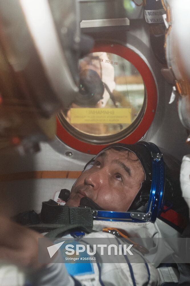 ISS-45/46 and Visiting Expedition 18 primary crew try on space suits and inspect space ship