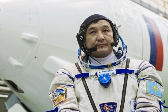 ISS-45/46 and Visiting Expedition 18 primary crew try on space suits and inspect space ship