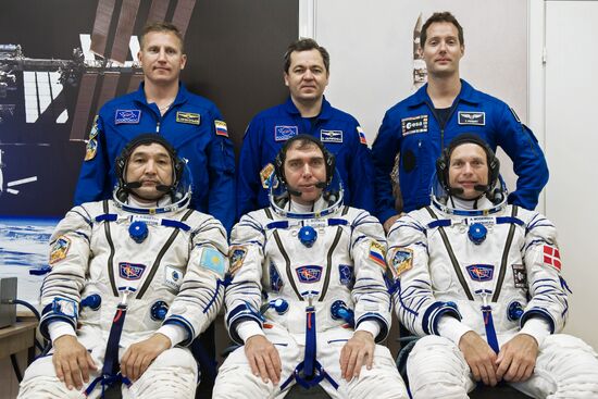 ISS-45/46 and visiting expedition 18 primary crew try on space suits and inspect space ship