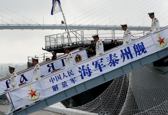 Welcoming Chinese warships in Vladivostok