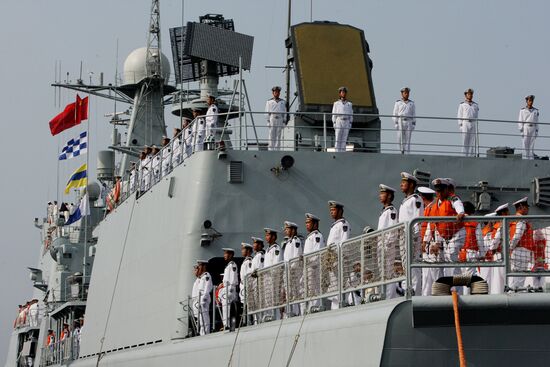 Welcoming Chinese warships in Vladivostok