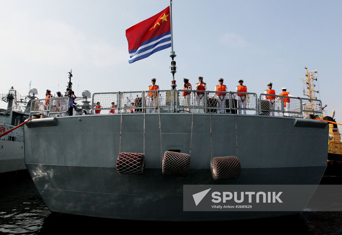 Welcoming Chinese warships in Vladivostok