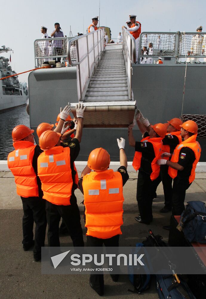 Welcoming Chinese warships in Vladivostok