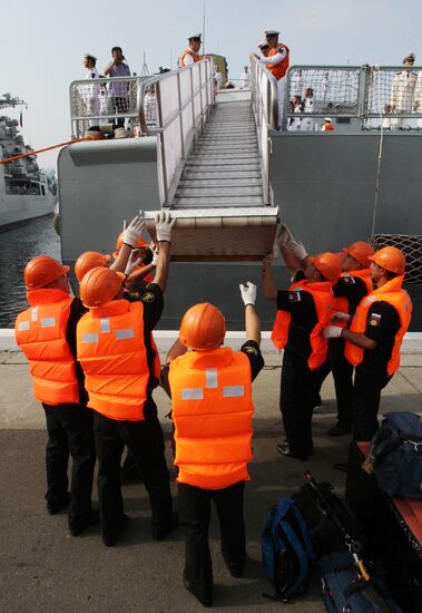 Welcoming Chinese warships in Vladivostok
