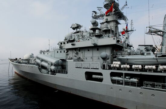 Welcoming Chinese warships in Vladivostok
