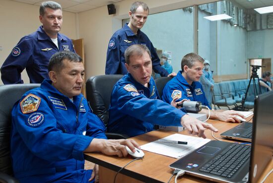 Training of ISS 45/46 and Visiting Expedition 18 crew