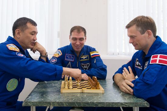 Training of ISS 45/46 and Visiting Expedition 18 crew