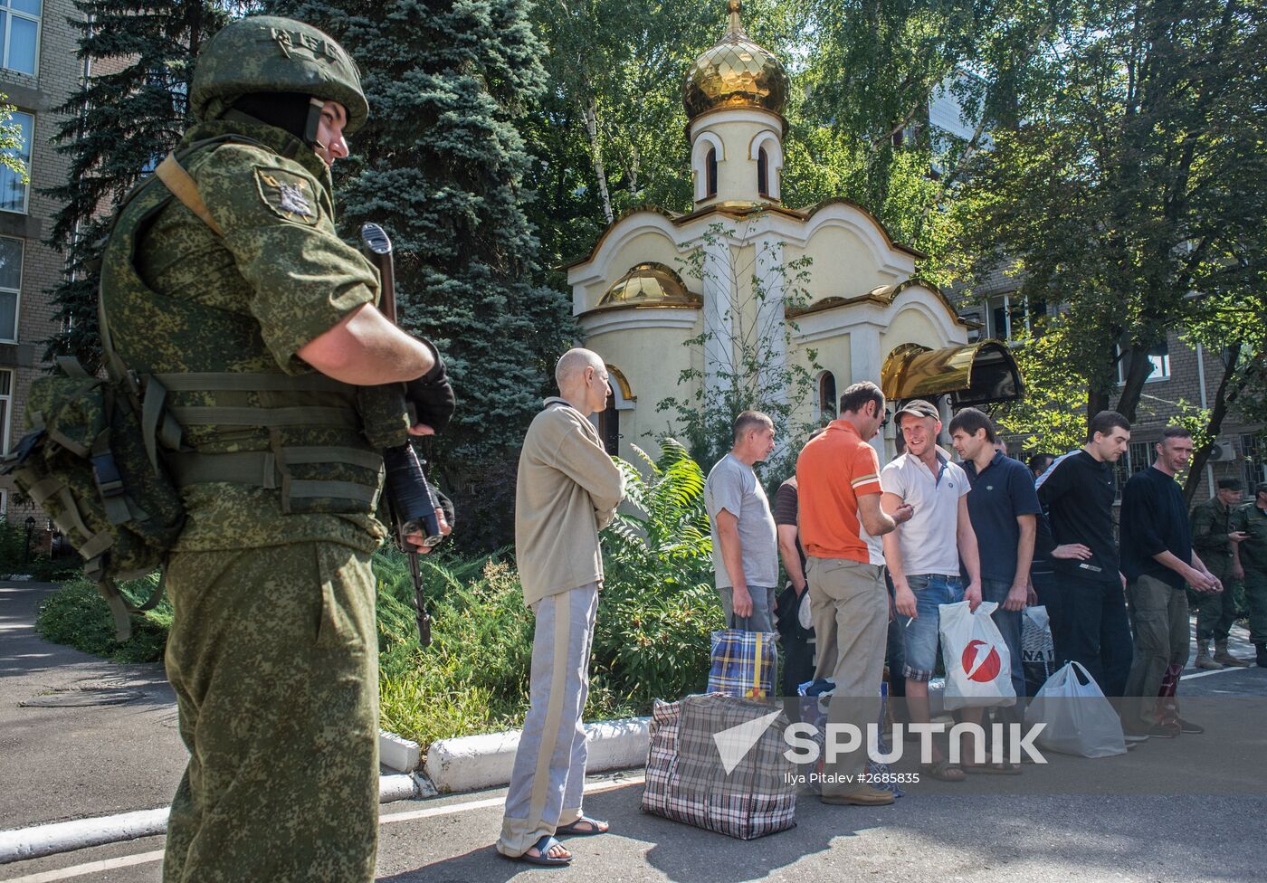 Donetsk People's Republic transfers captured soldiers to Kiev