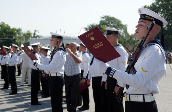 Nakhimov Naval School students take oath in Sevastopol