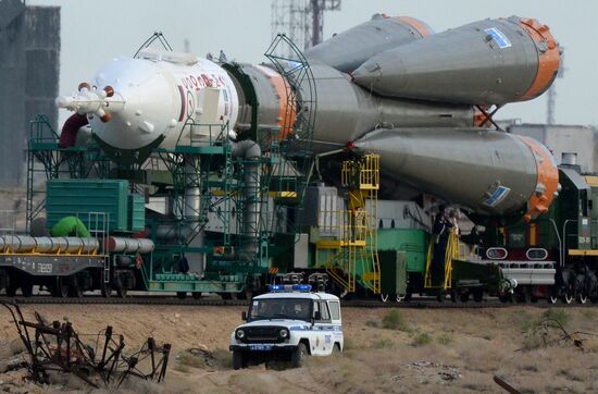Soyuz TMA-18M spacecraft rolled out to launch pad at Baikonur Cosmodrome