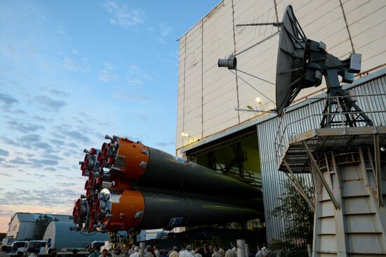 Soyuz TMA-18M spacecraft rolled out to launch pad at Baikonur Cosmodrome