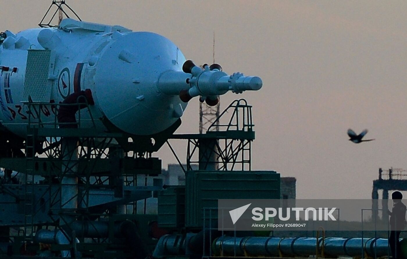 Soyuz TMA-18M spacecraft rolled out to launch pad at Baikonur Cosmodrome