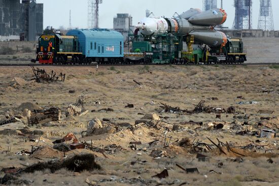 Soyuz TMA-18M spacecraft rolled out to launch pad at Baikonur Cosmodrome