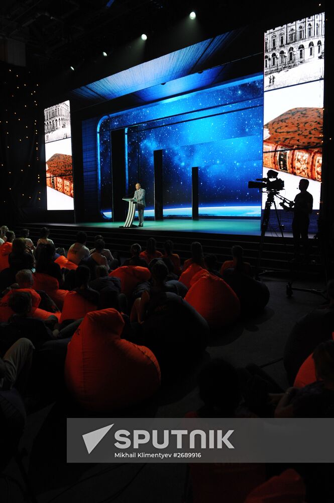 President Vladimir Putin meets with students and teachers of Sirius Center for Gifted Children on Knowledge Day