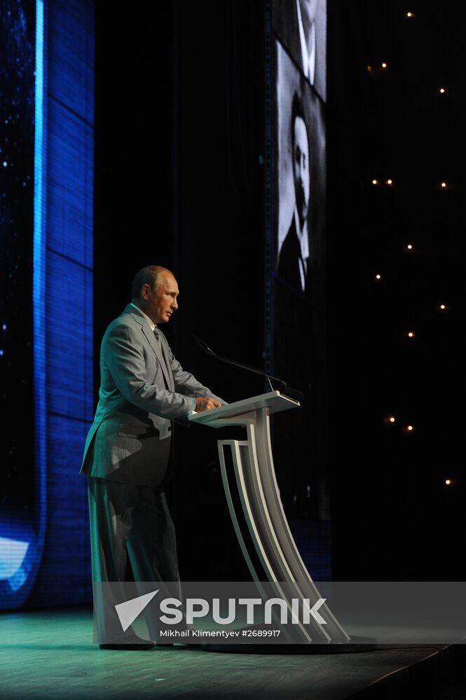 President Vladimir Putin meets with students and teachers of Sirius Center for Gifted Children on Knowledge Day