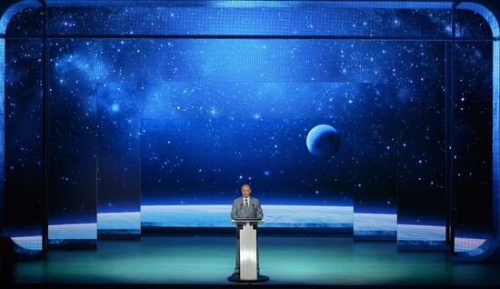 President Vladimir Putin meets with students and teachers of Sirius Center for Gifted Children on Knowledge Day