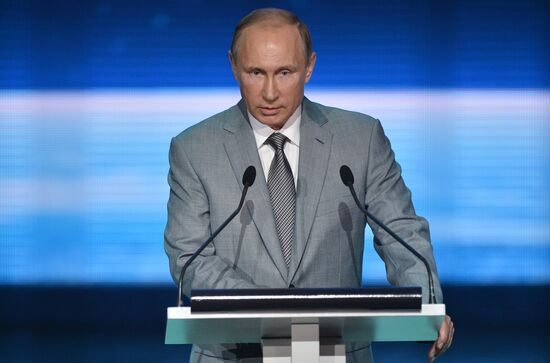 President Vladimir Putin meets with students and teachers of Sirius Center for Gifted Children on Knowledge Day