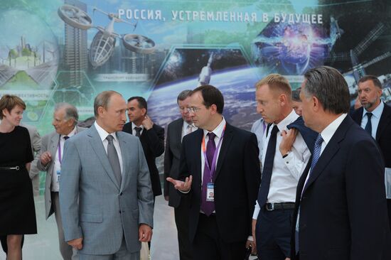 President Vladimir Putin meets with students and teachers of Sirius Center for Gifted Children on Knowledge Day