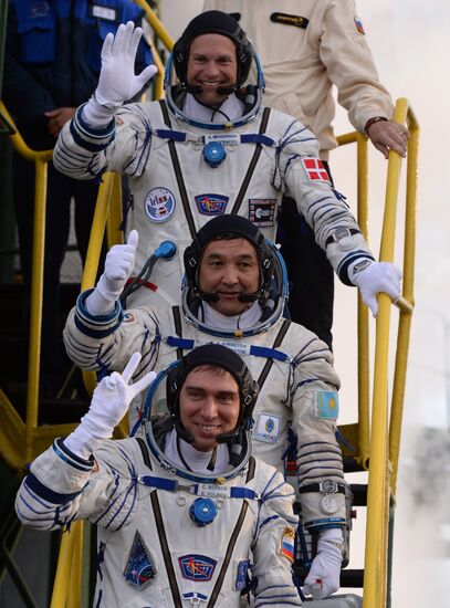 Launch of Soyuz TMA-18M spacecraft with crew of long-term expedition 45/46 to the ISS