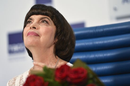 News conference by Mireille Mathieu