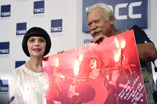 News conference by Mireille Mathieu