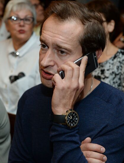 Chekhov Moscow Art Theater's company meeting