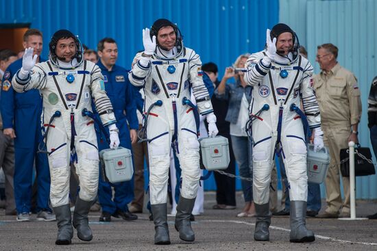 Launch of Soyuz TMA-18M spacecraft with crew of long-term expedition 45/46 to the ISS