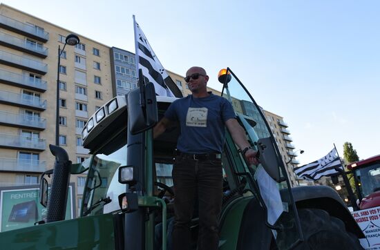 Farmers stage protests in Paris