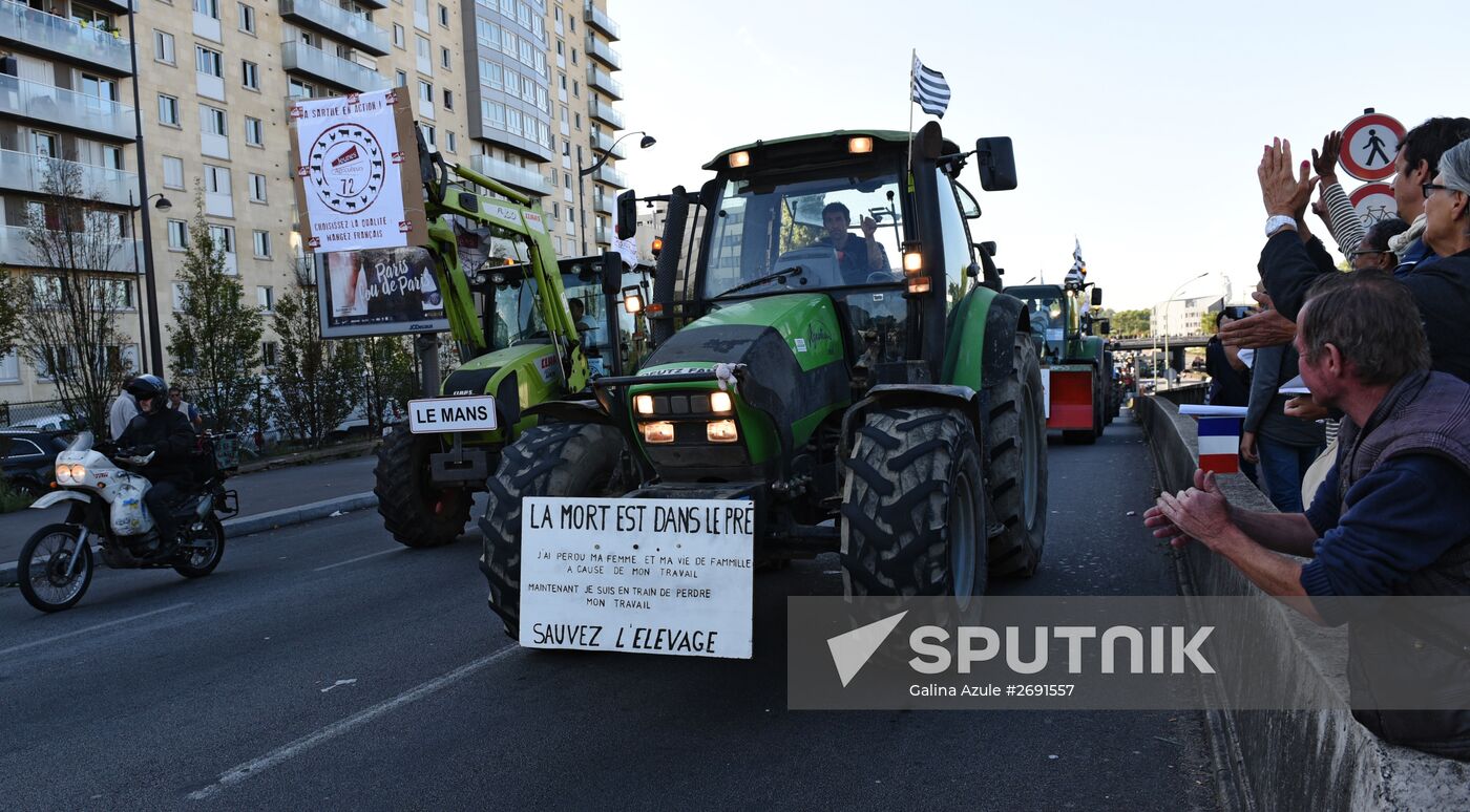 Farmers stage protests in Paris