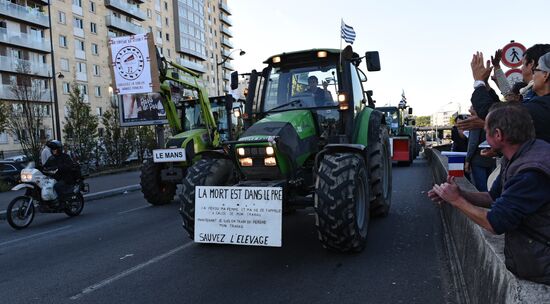 Farmers stage protests in Paris